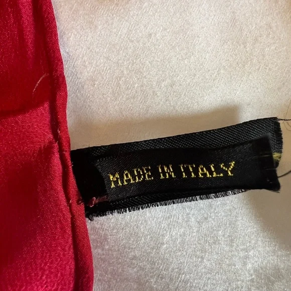 Carolina Herrera Silk Signed Hand-Rolled Hand Sewn 10/10 Rating Scarf - Picture 6 of 7